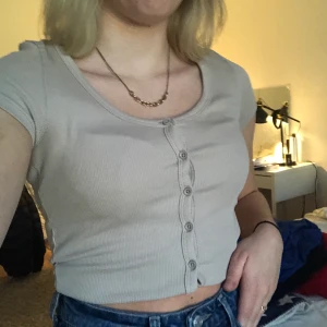 Ribbad t-shirt - Säljer denna onavända ribbade t-shirten från gina som var väldigt populär i sommras (prislapp kvar) då jag inte tycker att färgen passar mig. Den är jättefin och skön, på bilden har jag vikt upp den någon cetimeter. Frakt betalas av köparen⚡️