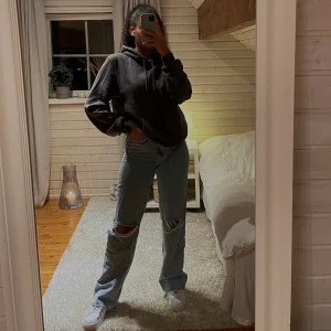 Grå oversized hoodie - Fin grå oversized hoodie. Använd men i bra skick. Köparen står för frakten -63kr 🥰🥰🥰 jag är 167cm