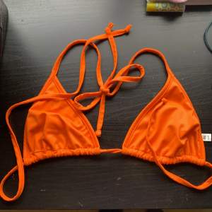 Säljer denna superfin orange bikini överdel, som jag köpt från humana för typ 60 kr. Kan gå ned i pris om så önskas:)