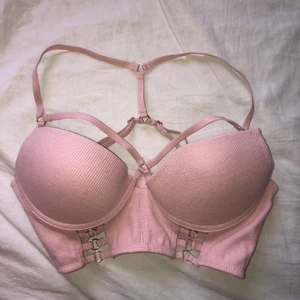 BH strl 70B/C - Superfin, endast testat bh från undiz (köpt i Frankrike), superfina detaljer som inte gör sig rättvisa på bilden. Ryggen och framsidan är superfin med trådar och ringar. Säljer eftersom den inte passar. Den är lite stor i storleken, så 70B/C.