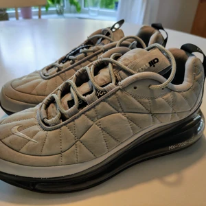 Nike 720 818 spage gray - Almost new wear. Originalpris 2200kr. Kan mötas var som typ i sthlm o utanför. Denhär färgen finns ingenstans längre. Hösta air maxen nike någonsin producerat och drf fett sköna. Storlek 42.5 men sittar som 41, mi kan prova. Jag har 43 o drf säljer jag dlm för dom e tajta men jag har ändå kunnat ha dom på mig flera dagar för dom e så stretchiga