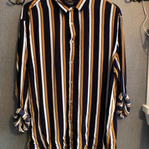 Skjorta - Skjorta från zara i relaxed fit. Då den är storlek xl så blir den mer som en skjortklänning. Väldigt skön. Frakt kostar 49:- 