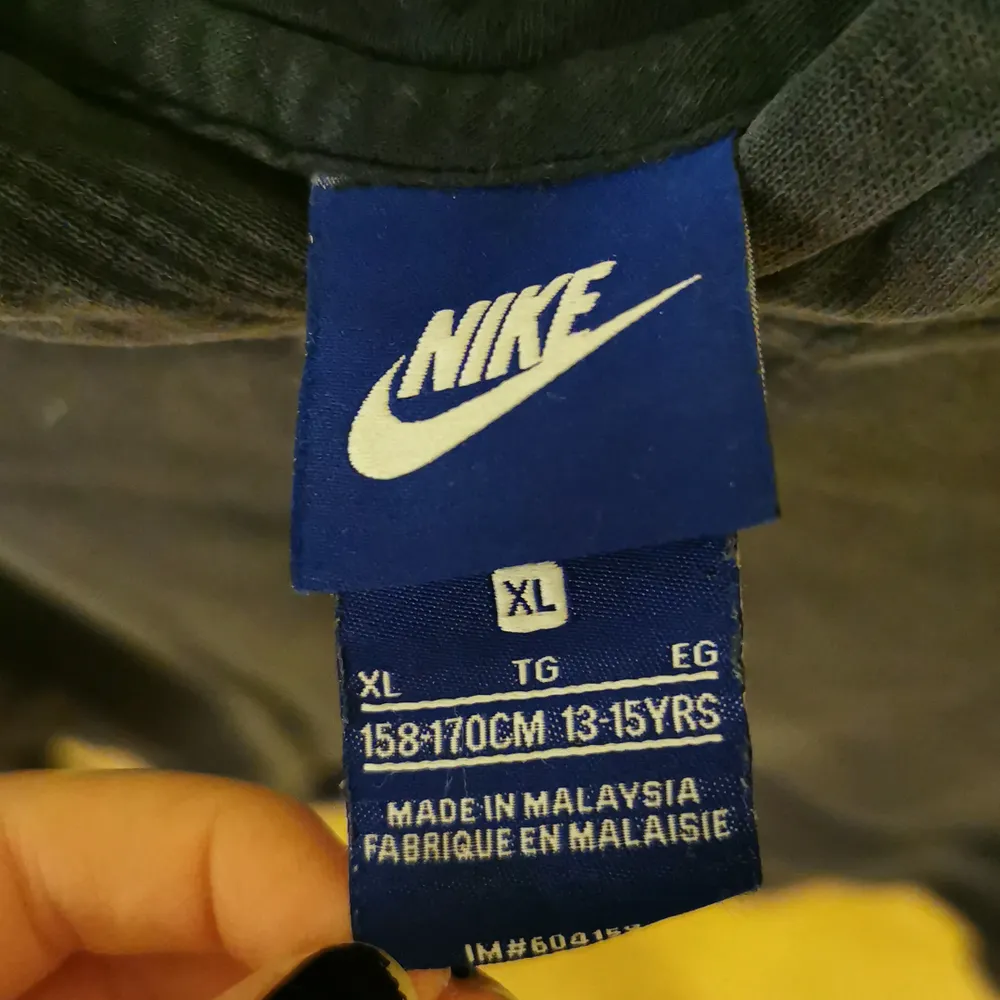 Mörkblå Nike hoodie i strl xl för barn, skulle passa bara till S/M. Tröjor & Koftor.