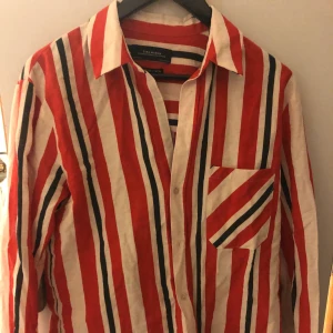 Randig linnskjorta - Jättefin, svart, vit, röd randig linneskjorta från zara. Använd ett fåtal gånger så är i jättebra skick. 