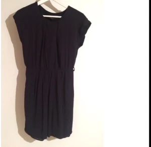  - Snyggt mörkblå löning från Mango, säljs pga aningen liten på mig. Köpt i somras och använd en gång! Innerfodret i klänningen är sprucket, men ingenting som syns då det är underkjolen och går lätt att laga om man skulle vilja. 

Skitsnygg med sneakers och skinnjacka👌