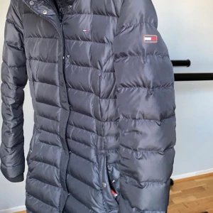Tommy hilfiger  - Storlek S Använd fåtal ggr Jackan är äkta såklart! Päls ingår (inte äkta) Pris kan diskuteras vid snabb affär