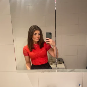 Spetsbody från BikBok - Säljer denna somriga spetsbody med lite polokrage från BikBok. Perfekt sommar-färg! Skriv om ni är intresserade!🌺☀️