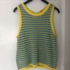 Färgglatt linne - Säljer detta sjukt snygga linne från Mango i storlek M men passar även S. Bra skick!💛💛💛