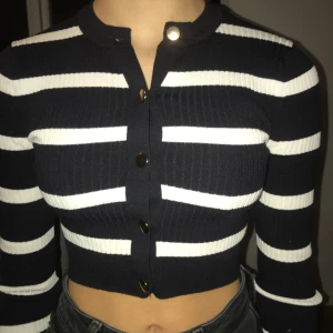 Randig tröja från Zara - Randig tröja från Zara i storlek XS. Den sitter som en magtröja.