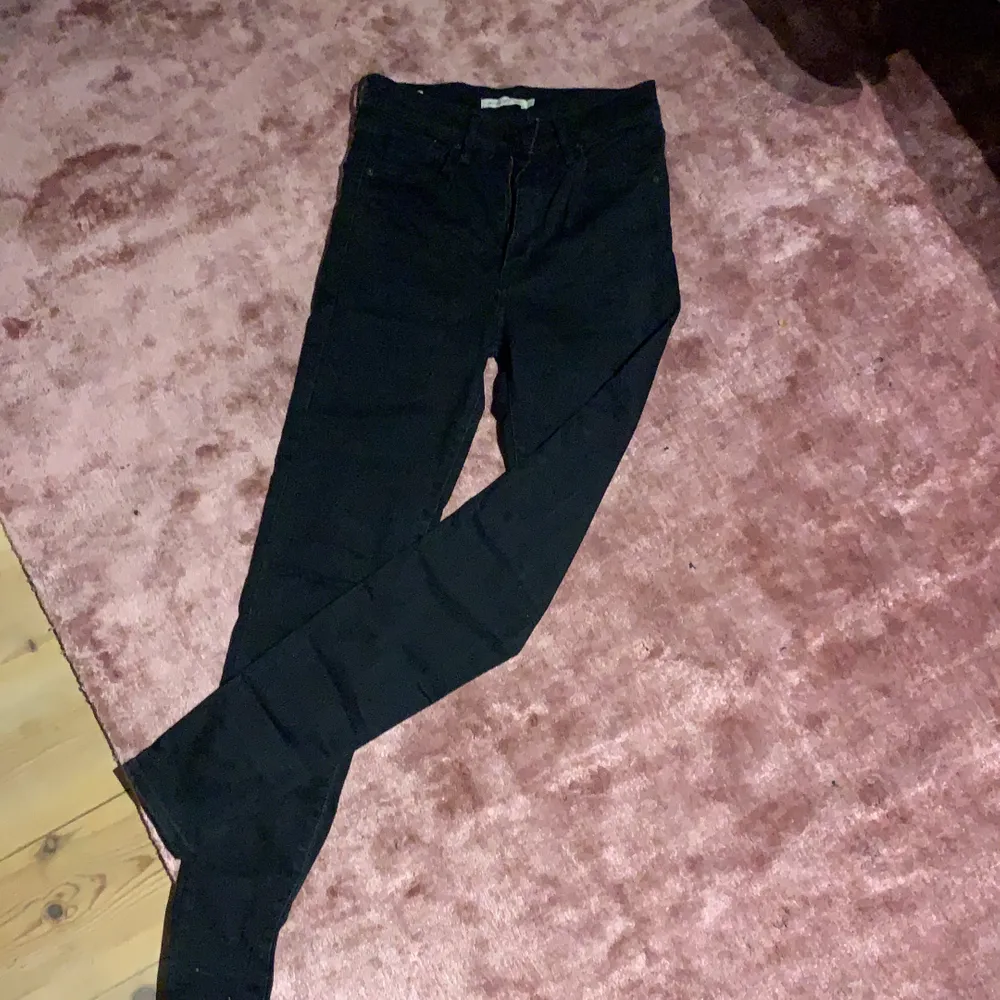 Tyvärr för små, svarta snygga kvalitetsjeans från Levis. Nypris kring 1000 kr . Jeans & Byxor.