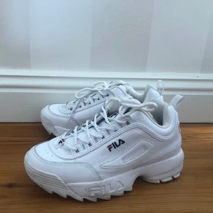Fila Disruptor 2 - Säljer dessa skor som jag endast haft på mig fåtal gånger (kanske runt 2-3ggr)! Storlek 38,5😊 Köparen står för frakt