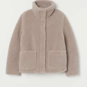 TEDDY JACKA - Använd Max 10 gånger så i väldigt gott skick, storlek S men är oversized så passningen är allt ifrån XS-L skulle jag säga. 