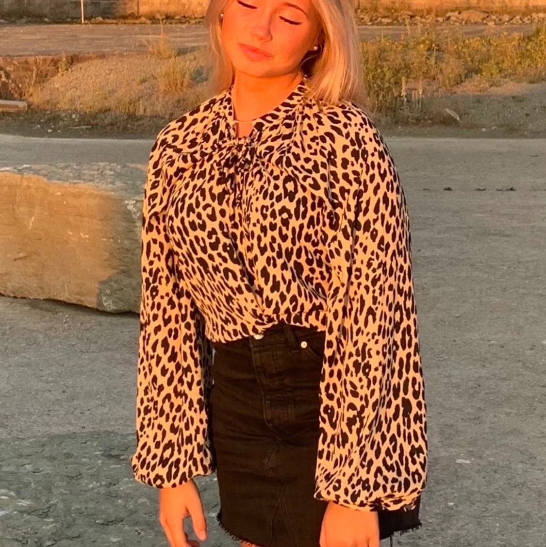 Leopard blus med snöre i bysten