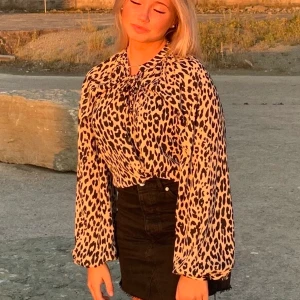 Leopard blus med snöre i bysten - Använd två gånger storlek S/M