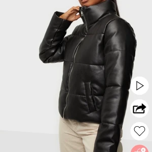 Nelly läderjacka - Säljer min svarta läderjacka som jag nyligen köpte på Nelly för 569kr, den är i nyskick och knappt använd! Priset kan diskuteras och det går att mötas upp i Stockholm. 😊