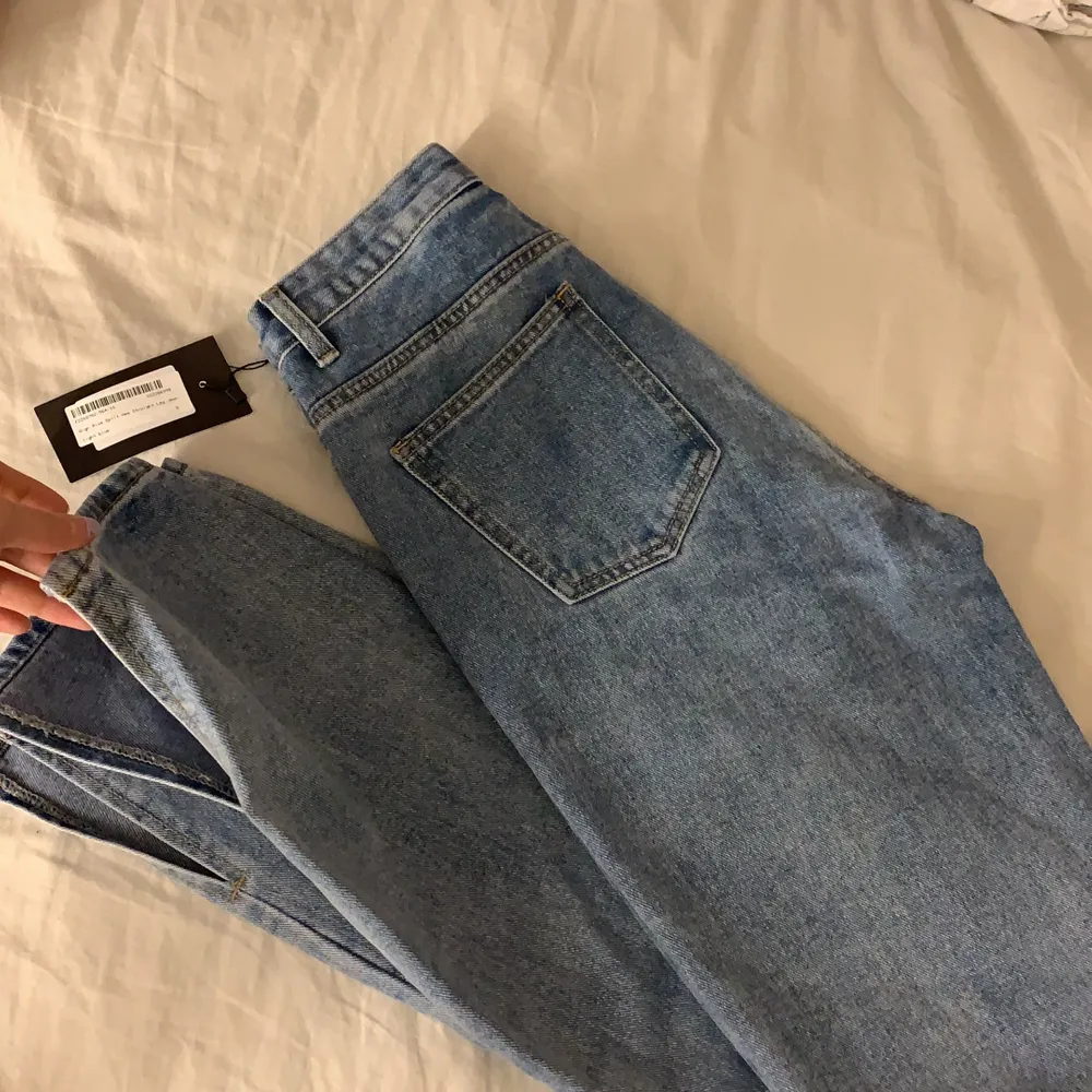 Helt oanvända blåa jeans köpta på Boohoo. Dem är tyvärr alldeles för långa för mig, är 164. Storlek S. Frakt 63kr. Skriv om ni har frågor🥰. Jeans & Byxor.