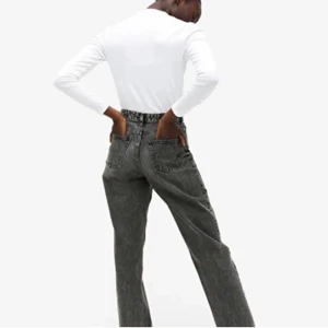 Sååå snygga jeans från monki - De perfekta jeansen från monki. De är bra skick och jag säljer då jag har andra liknande byxor! Bara att slå till! 🤩