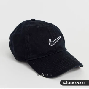 Nike keps - Säljer denna super coola kepsen som tyvärr inte kommer till användning. Använd ca 2 gånger så den är i bra skick. Jag köpte den för 179kr💞 HÖGSTA BUD NU: 110+frakt