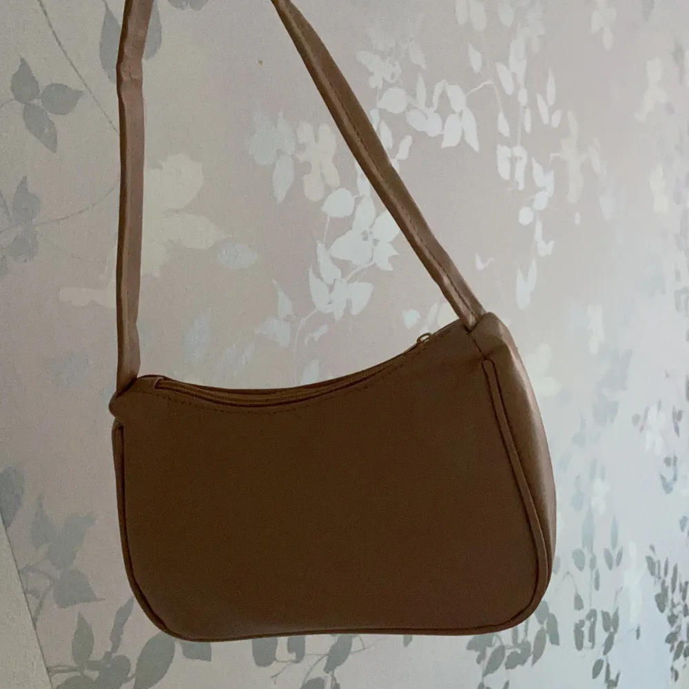 säljer snygga shoulder bags i en super fin beige färg. väskorna har aldrig använts, de är perfekt storlek och fint läder liknande material! hör av er om intresserade! säljer även i andra färger, kolla in mina andra annonser om ni är intresserade av dem, om ni köper två stycken får ni de för 300kr + frakt 42kr. annars om ni är intresserade av en så ligger priset på 159kr + 42kr frakt! hör av er om ni undrar något:). Väskor.