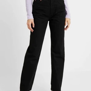 Gina 90s highwaisted jeans - Favorit jeansen från gina i modellen 90s highwaisted straight! Använda en kväll. Storlek 32 men de passar mig som har 36. BUDA