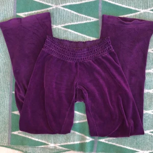 JuicyCouturebyxor - Velourbyxor från Juicy Couture i lila🦋💜 (jag är 160cm)