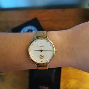 Versace klocka LA VILLETTE - Intressekoll för min fantastiskt vackra och eleganta Versace-klocka i silver och guld. Kommer med originalbox, garanti-bevis och instruktioner. Justerbart knäppe. Som ny!