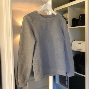 Grå sweatshirt.  - Säljer min gråa sweatshirt med coola mönster ifån Cubus. använd 2/3 gånger därpå nästan till ny. Storlek xs. Nypris 250kr mitt pris 89kr inkluderar inte frakt. 💞 
