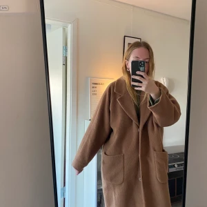 Brun vinterkappa - En kappa från Monki som inte längre kommer till användning. Den är oversized och baggy vilket gör att den passar alla storlekar🥰  den går ner till knäna på mig som är 168cm🦋🦋