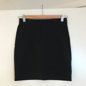 Svart tubkjol från Cubus i storlek XS - Svart tubkjol, helt oanvänd!