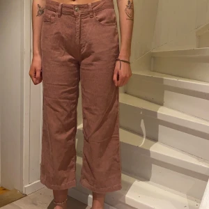 Rosa manchesterbyxor från Primemark - Rosa manchesterbyxor från Primemark (swipe för bättre bild på färgen) ⭐️  storleken är 36, jättefin passform för s och lite tightare för m och en del stretch. Lite vidare nedtill 😇  hon på bilden är 170cm lång, och har vanligtvis S. Köparen står för frakten. 