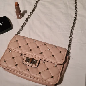 Handväska från Gina i bra skick! - Sjukt snygg väska som jag köpte på Gina för några år sedan. Älskar att den är både söt och tuff på samma gång🥰<3 utgångspris: 195 kr