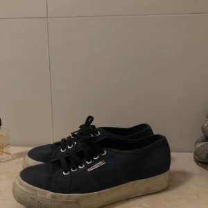 Superga skor - Ganska flitigt använda skor, men med en extra tvätt ser dom nya ut. Använder inte längre Storlek 40 :) 