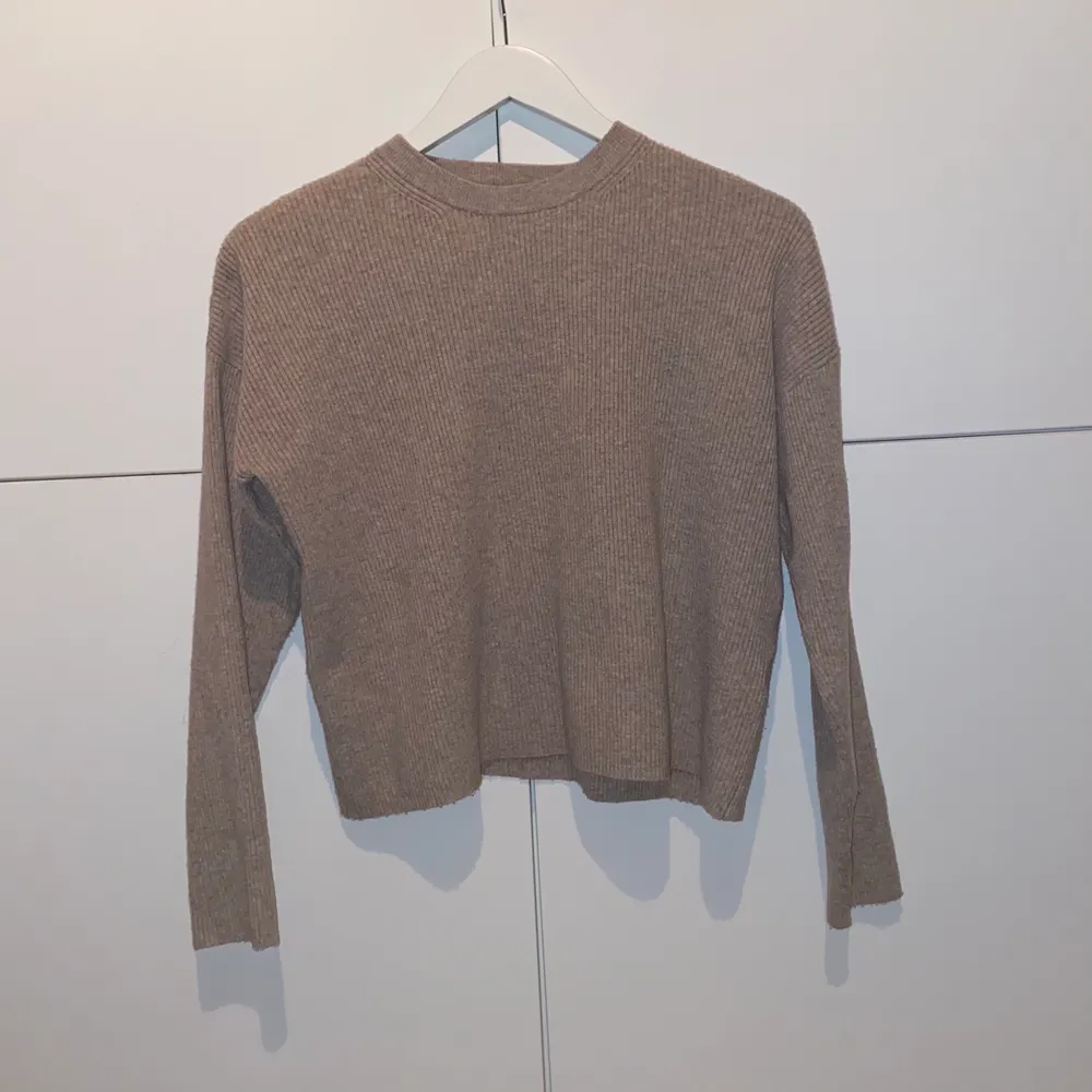 Tröjan är från bershka storlek: Xs. Den är aldrig använd så nyskick. Härlig fin beige till hösten och ribbat skönt material 😊. Stickat.