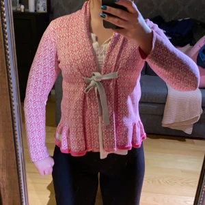 Kofta odd molly  - Supersöt rosa kofta från odd molly! Varm, skön och stilren. I princip i nyskick!