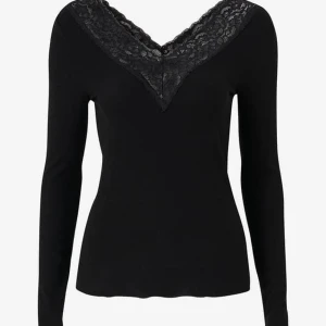 Jättefin blus med spets från Vero Moda - Jättefin blus från Vero Moda. Aldrig använd endast provad. Passar storlek xs-m. 