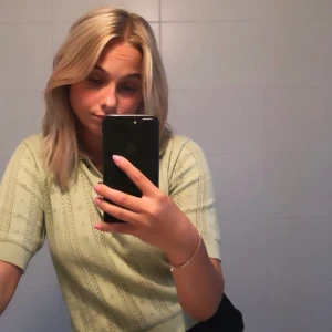 Grön topp  - En så fin tröja från Monki som har knappar på bröstet och är så söt som helst! Kommer ej till användning tyvärr! Det är en storlek S sitter så bra på! Köpare står för frakt