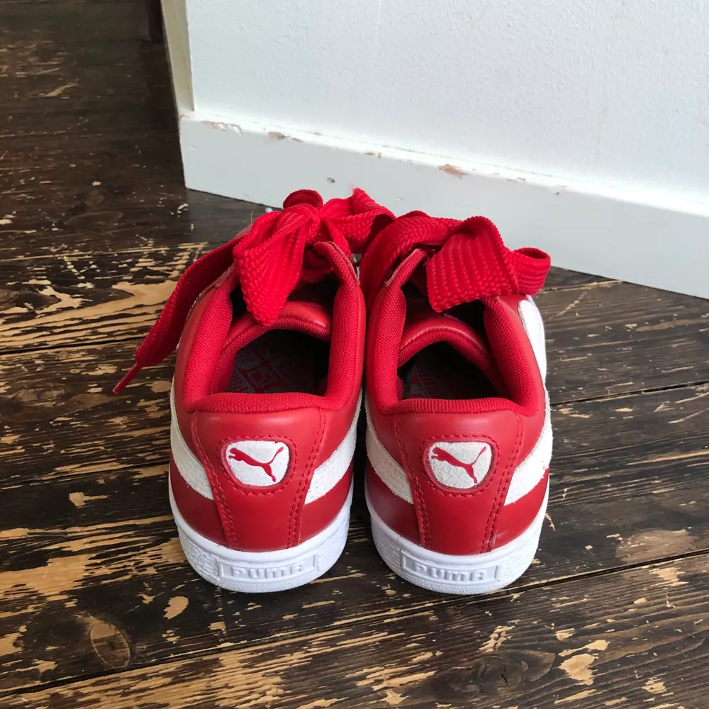 Röda puma skor i stl 38, de är i fint skick! Köparen står för frakten<3. Skor.