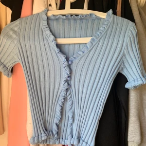 Topp från SHEIN  - Söt blå topp. Superskön. Använd endast två gånger. 