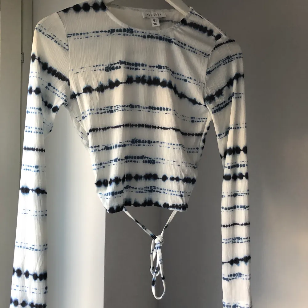 Aldrig använd croptop från Topshop. Öppen rygg med knytdetalj och fint tiedye mönster. . Toppar.