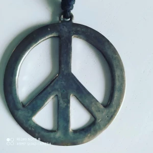 Stort peace halsband - Vet ej material. I fint skick. Samfraktar gärna!