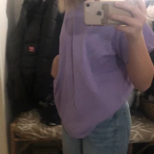 T-shirt från pull & bear - Köpte denna i höstas men nästan aldrig använd. Från Pull & Bear. Ny skick och inte trasig nånstans.