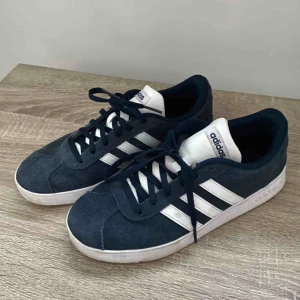  - Supersnygga marinblå adidassneakers i storlek 38. Knappt använda då de är lite små för mig. Köparen står för frakt 