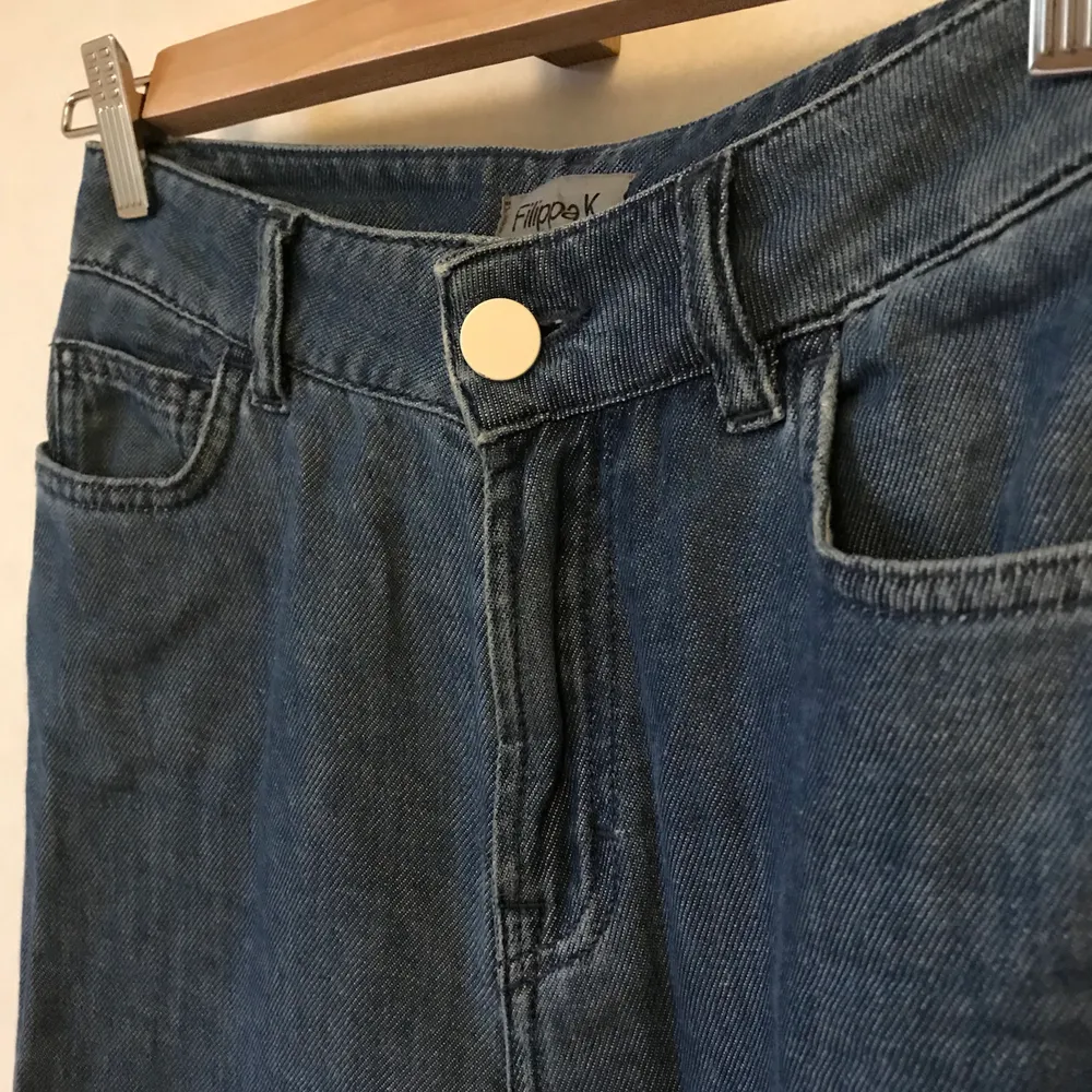 Oootroliga jeans från Filippa K! Modell ”Ava Summer Denim” - utsvängda, ljust jeansblå och heeelt magiska. Underbart 70-tal. Material: 100% bomull Storlek: XS eller XXS men tror även S kan funka beroende på kroppsform, då dessa byxor är väldigt mjuka och stretchiga trots jeanstyget.  Kan mötas i Stockholm eller skickas mot fraktkostnad! ✨🌸✨. Jeans & Byxor.