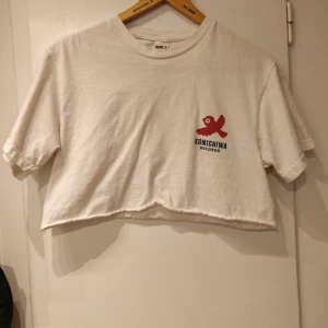Cropped Robyn merch Konichiwa Records - Robyn merch från 2019:) klippte av t shirten till en boxing crop top. Har använt den mycket men den är fortfarande fin💕  storlek L när jag köpte, men som sagt croppad/boxing så funkar nog på de flesta! Möts upp i Stockholm eller skickar mot fraktkostnad ✨
