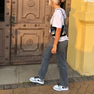 Jeans från Weekday - Jättesnygga jeans i modellen rowe från Weekday. Storleken är 24/30. Har inte använts mycket så är som nya i skicket!🖤 Frakt ingår inte i priset