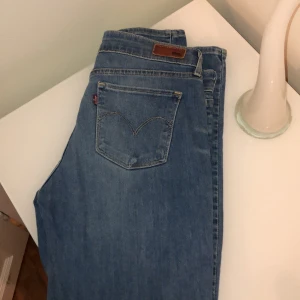 Levis jeans  - Mjuka stretchiga använda men mycket fint skick. Säljer för dom är kortmidjade 