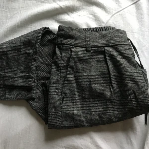 Stiliga only byxor - Trendiga kostymlika 80-tals byxor från Only.                  Passar XS-M. Säljer för 50kr + frakt (22kr) 