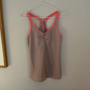 Linne Casall, 38 - Träningslinne från Casall, 38. Urtvättad tvättlapp och liiiite avskavt märke men inget man tänker på. 