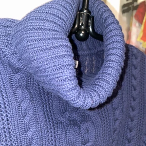 Stickad Polo  - Fint skick, använd fåtal gånger. Storlek small. Stickad polo i marinblå färg från Groft&Barrow. Kan skickas mot fraktkostnad. Fler bilder kan ordnas vid intresse. 