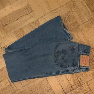 Levis jeans - Levis 517 i storlek 30/34. Som man kan se på den tredje bilden så har jag satt ett snöre så att man kan dra åt i midjan. Lite smalare än 501or.